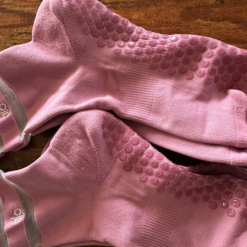ALO Yoga Grip Socks in Dusty Pink Rose Size M/L